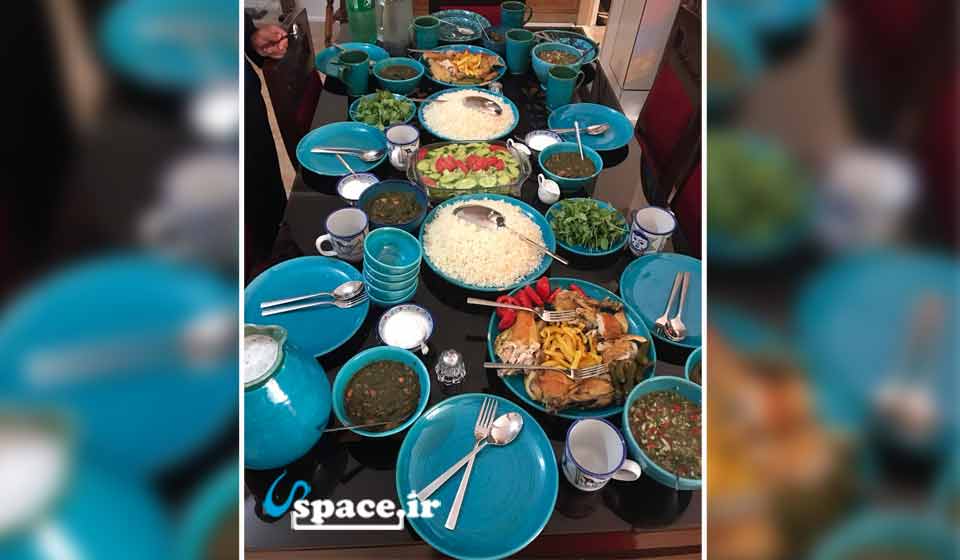 میز ناهار در اقامتگاه بوم گردی هورشید - زردنجان - اصفهان